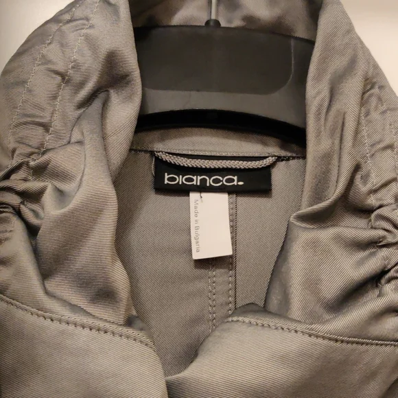 Bianca polyester jacket. Excellent condition. No lining.Size 6. - Picture 2 of 7